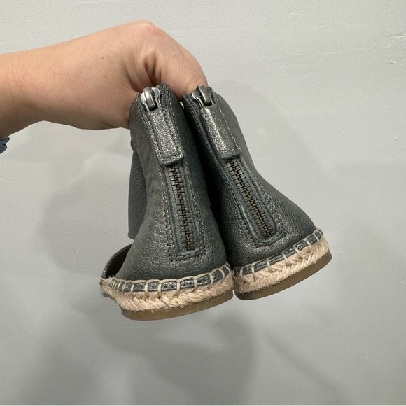 Eileen Fisher Coy Metallic Flat Espadrille Sandal Closed Round Toe Size 9 - Picture 6 of 7